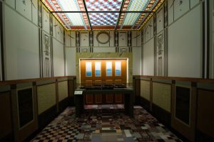 Materia Ercolano. Sala con la ricostruzione del Tetto di Telefo. Esposto in vetrina il legno del tetto