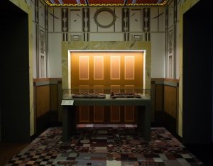Materia Ercolano. Sala con la ricostruzione del Tetto di Telefo. Esposto in vetrina il legno del tetto