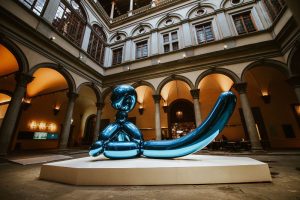Esposizione della gigantesca scimmia nel cortile di Palazzo Strozzi. Jeff Koons. Shine
