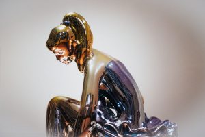 Dettaglio della Seated Ballerina creata da Jeff Koons, su basamento