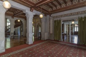Salone con il tappeto stampato completamente ricostruito in digitale nei motivi dell'epoca