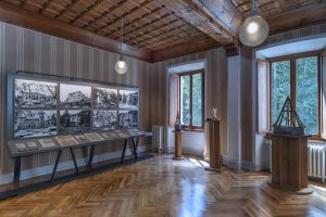 Espositori presso Castel Savoia contenenti foto d'epoca