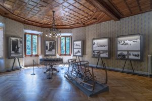Espositori contenenti foto d'epoca e slitta esposti presso Castel Savoia