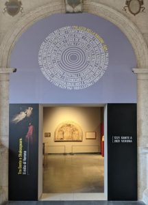 Portale di ingresso alla mostra Dante e Shakespeare, con grafica coordinata