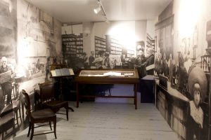 Gigantografie e mobili d'epoca per la ricostruzione della vecchia sede del Gabinetto Vieusseux di Firenze
