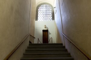 Statua sul pianerottolo delle scale