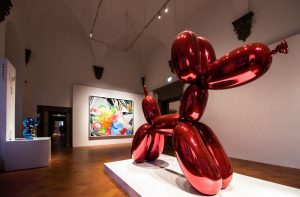 Balloon Dog esposto in una sala di Palazzo Strozzi per la mostra Shine