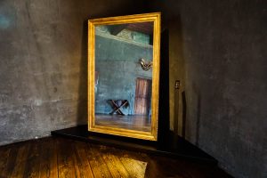 Lo specchio rivela una presenza all'interno dell'appartamento